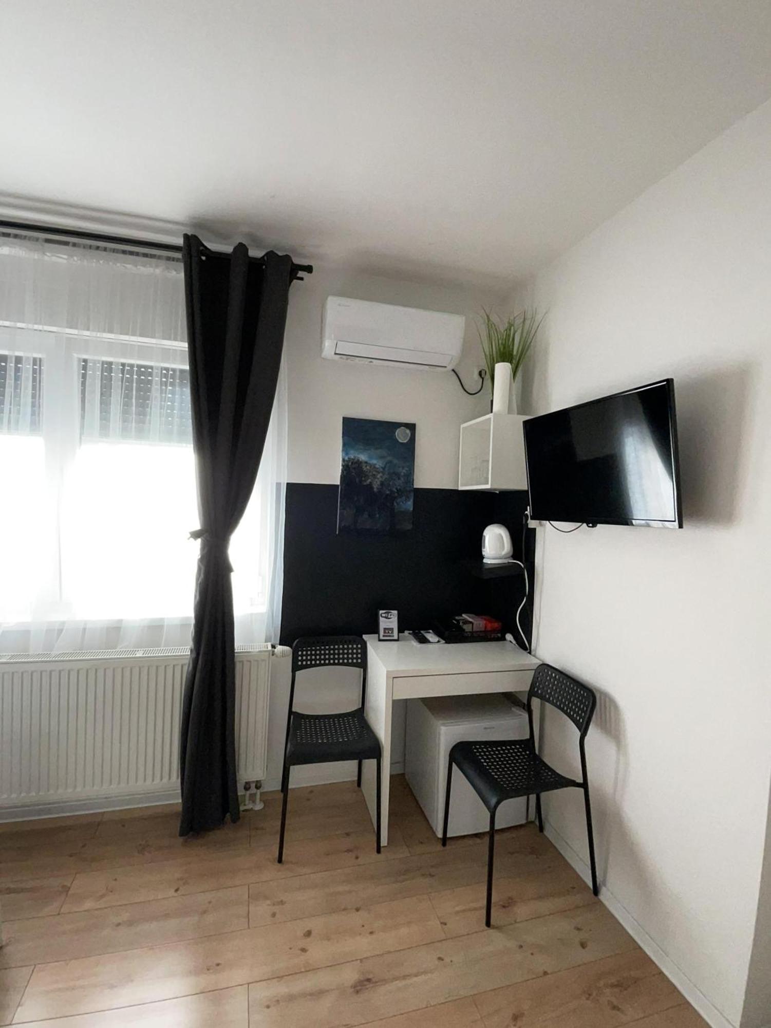 4 Stars Rooms Near Airport Scitarjevo Bagian luar foto